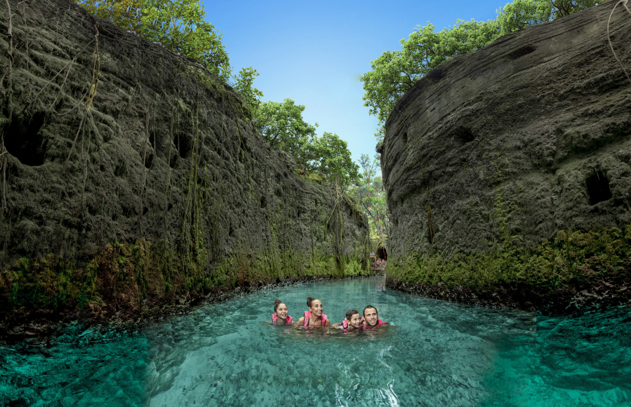 Familia recorriendo uno de los ríos de Parque Xcaret